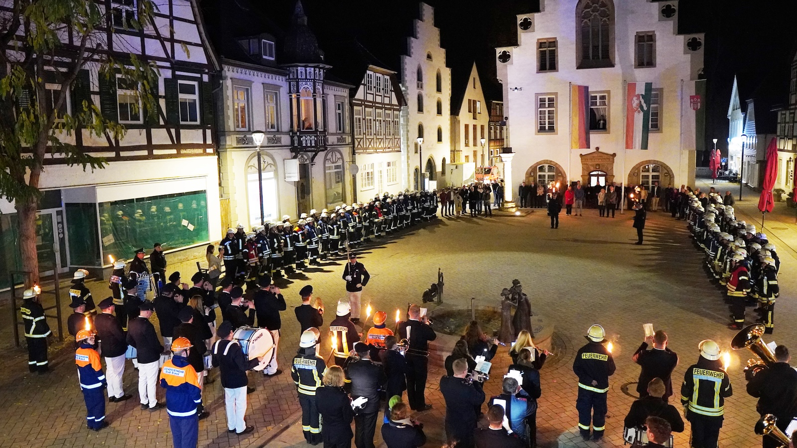 148 Kameradinnen und Kameraden nahmen Abschied  – Feuerwehr dankte Hermann Temme und Norbert Loermann