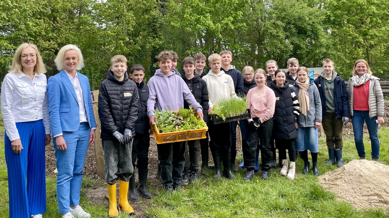 500 EUR für den Schulgarten der Brede: Mit Unterstützung der Sparkasse geht es hochmotiviert ins zweite Gartenjahr