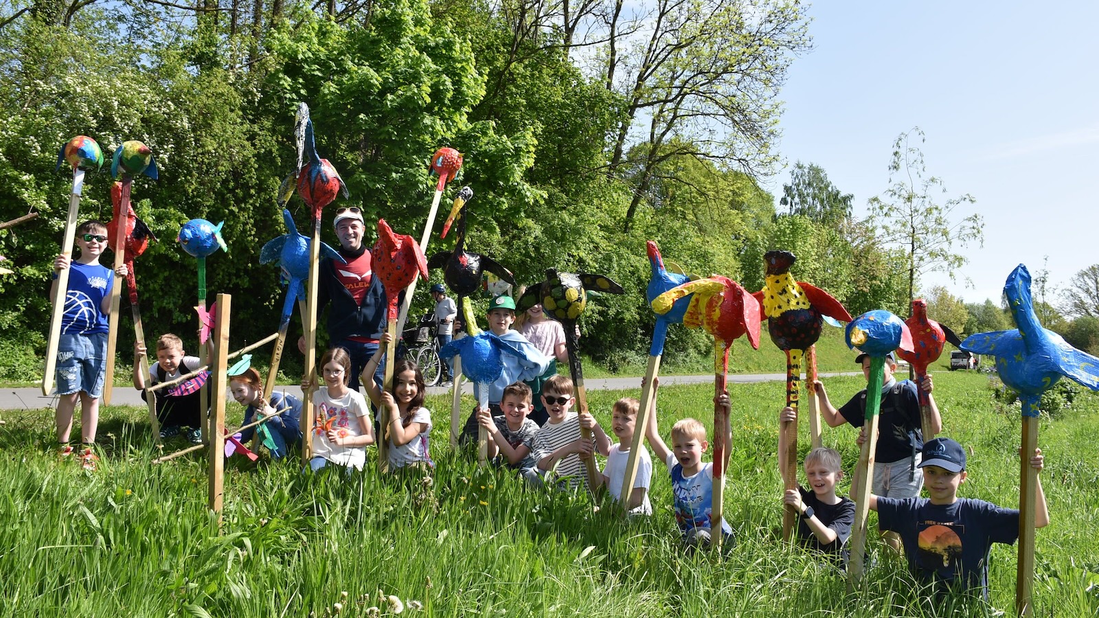 Hunderte bunte Kunstwerke von Höxteraner Schülerinnen und Schülern verschönern wieder das Weserufer im Huxarium Gartenpark