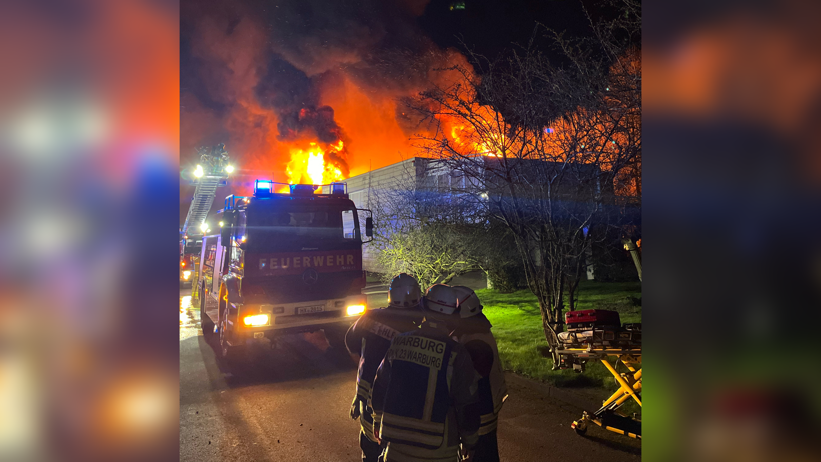Großbrand: Willebadessener Lagerhalle geht in Flammen auf