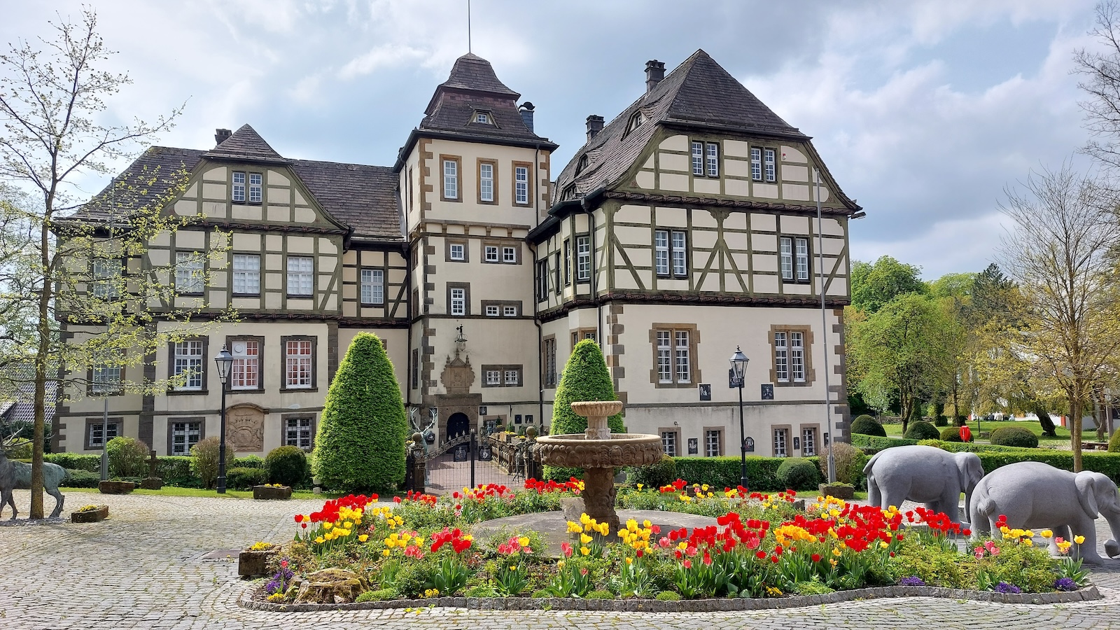 Frühlingserwachen im Wasserschloss St. Hubertus-Heerse