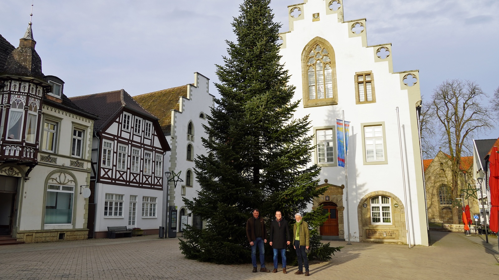 Danke an Paul Kramer: Nordmanntanne schmückt Brakeler Marktplatz