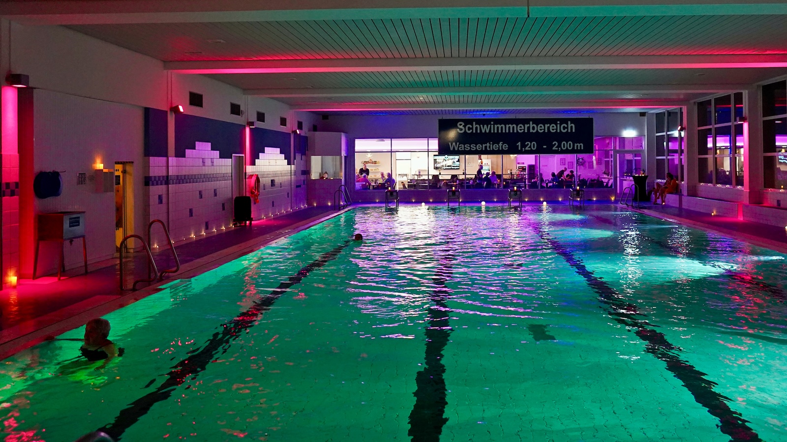 Candlelight-Schwimmen im Brakeler Hallen-Bad am Freitag