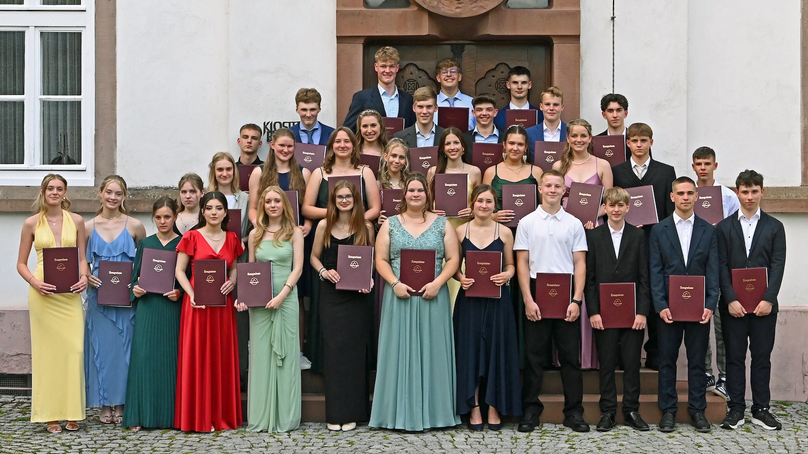 Hoher Anteil an begehrten Q-Vermerken – 32 Schülerinnen und Schüler der Realschule Brede freuen sich über ihren Schulabschluss
