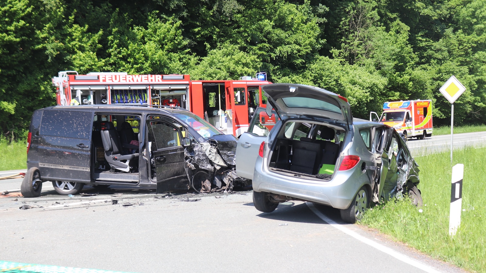 Schwerer Verkehrsunfall - zwei Personen verletzt