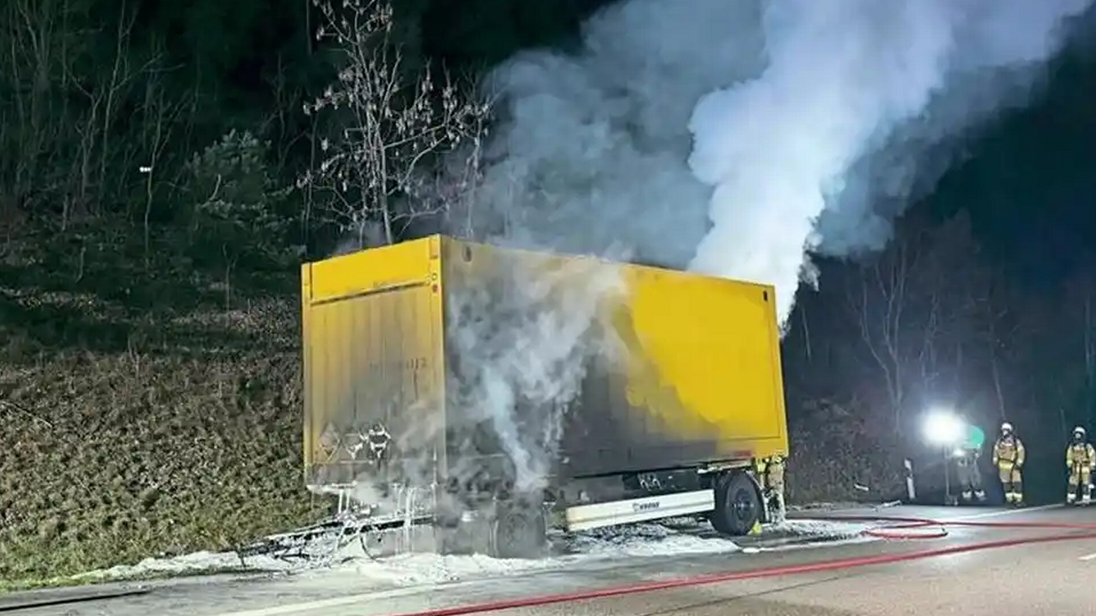 Autobahn voll gesperrt: Gefahrgut-Lkw auf der A44 bei Warburg in Flammen