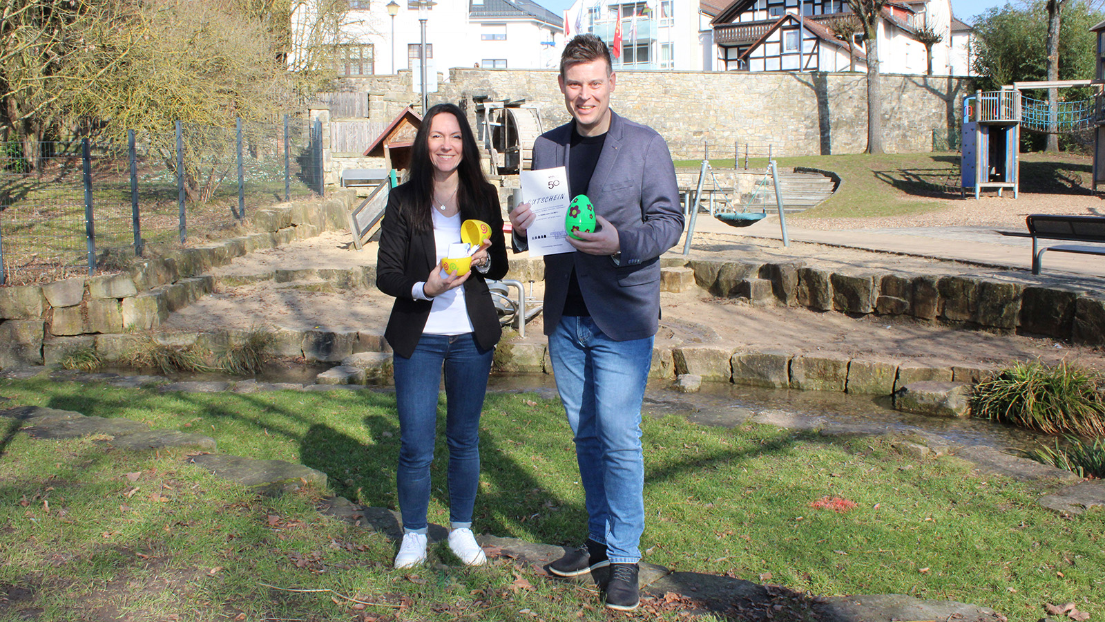 VHS-Zweckverband versteckt Ostereier mit Kursgutscheinen in vier Städten im Kreis Höxter