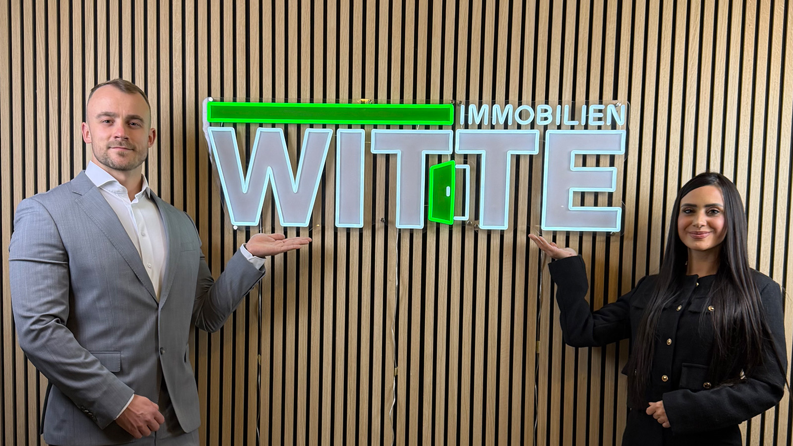 Modernes Immobilienbüro eröffnet mitten in der Stadt